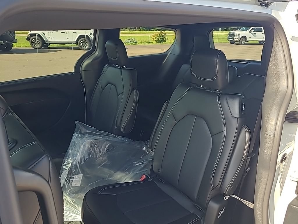 New 2025 Chrysler Pacifica Select FWD image 14