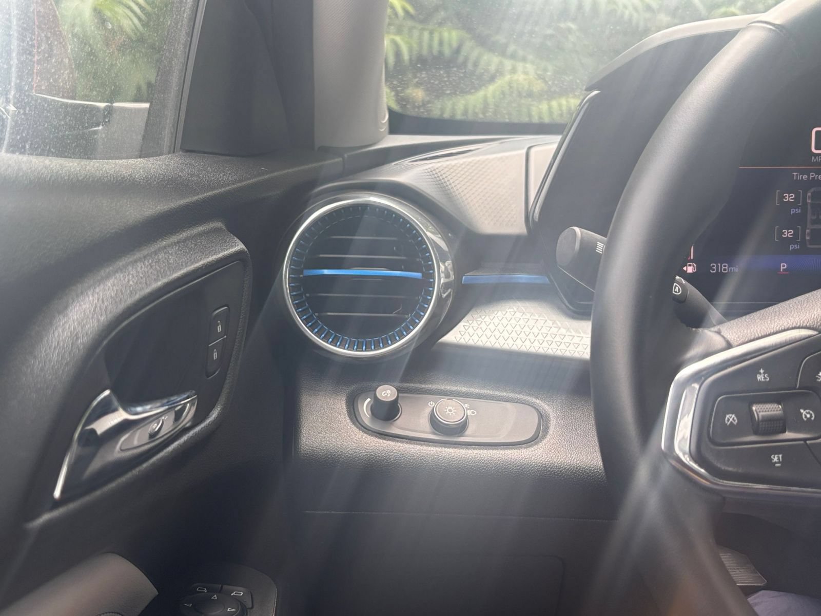 Used 2025 Chevrolet Trax LT w/ LT Convenience Package FWD image 31