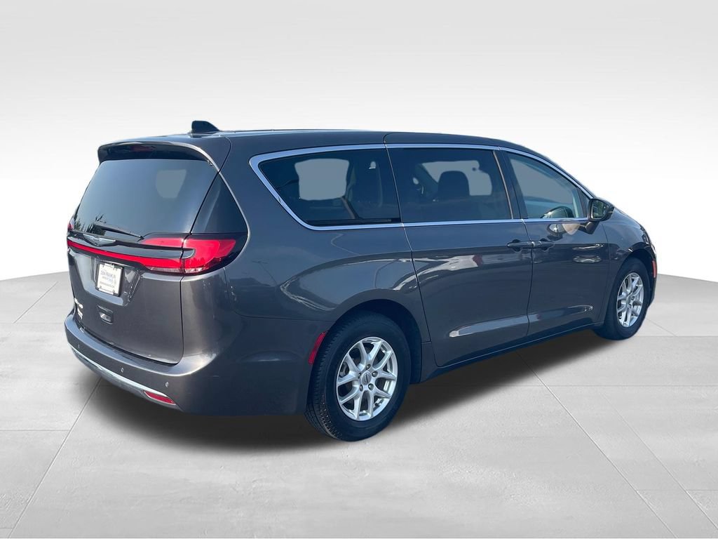 Used 2023 Chrysler Pacifica Touring-L FWD image 5