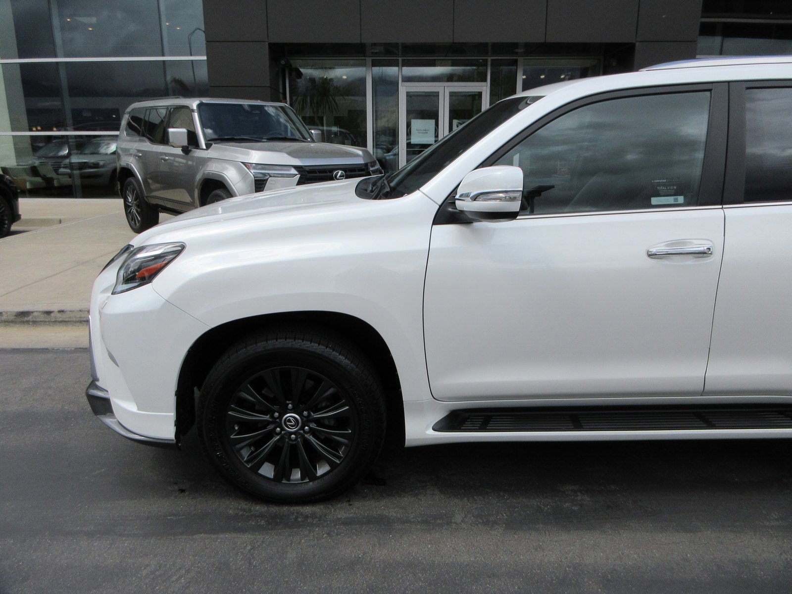 Used 2023 Lexus GX 460 Luxury w/ Sport Design Package AWD/4WD image 2