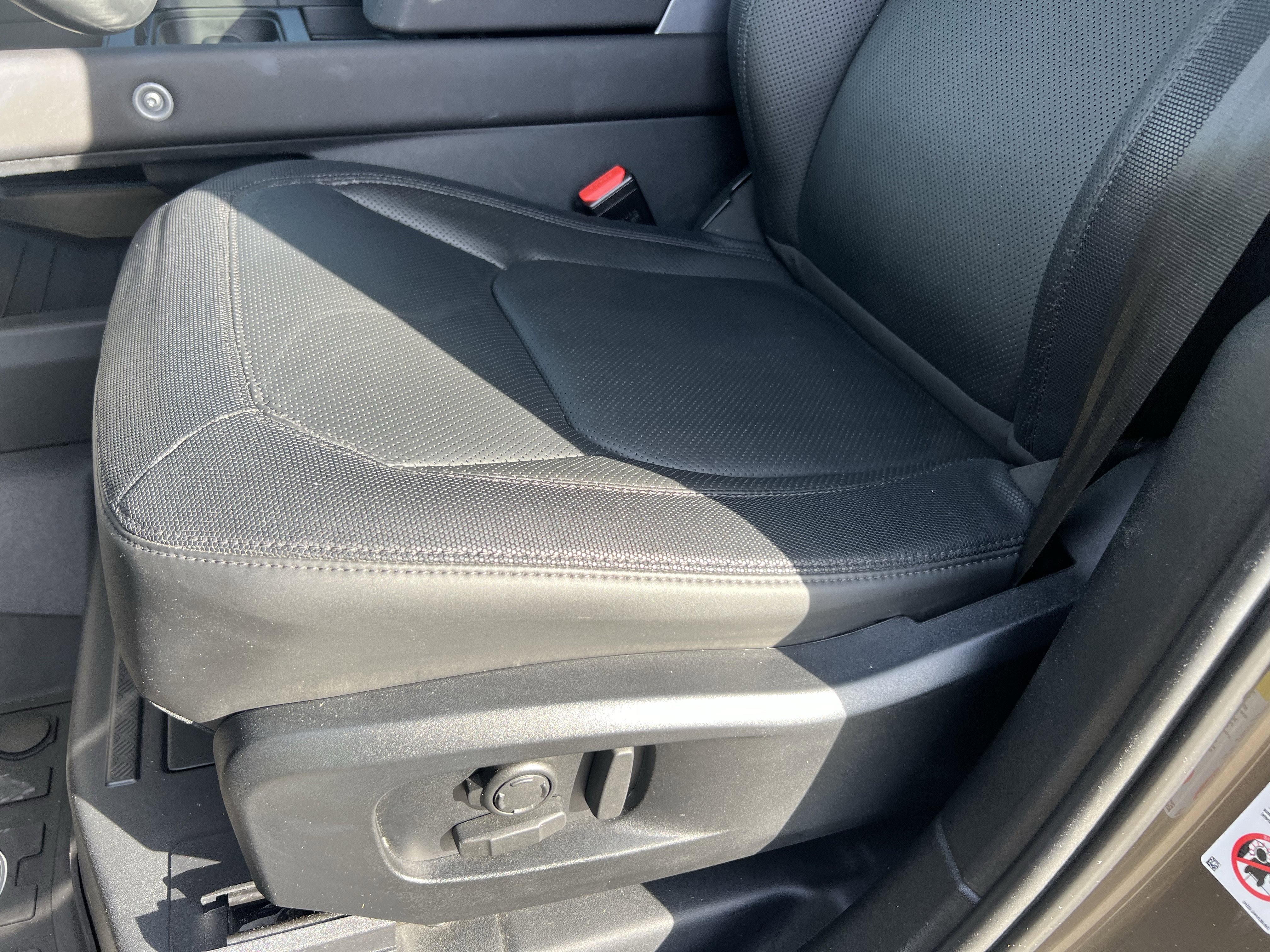 Certified 2024 Land Rover Defender 110 X-Dynamic SE image 17