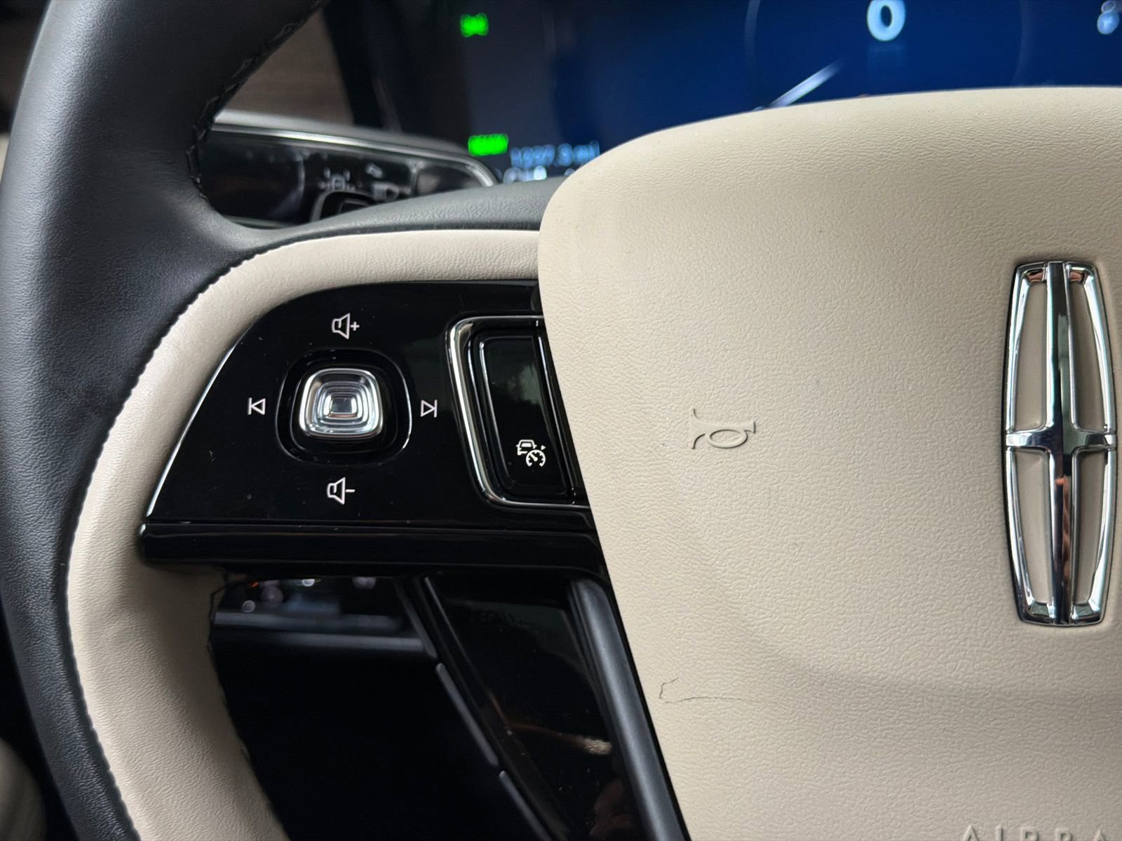 Used 2025 Lincoln Corsair Grand Touring w/ Equipment Group 301A image 23