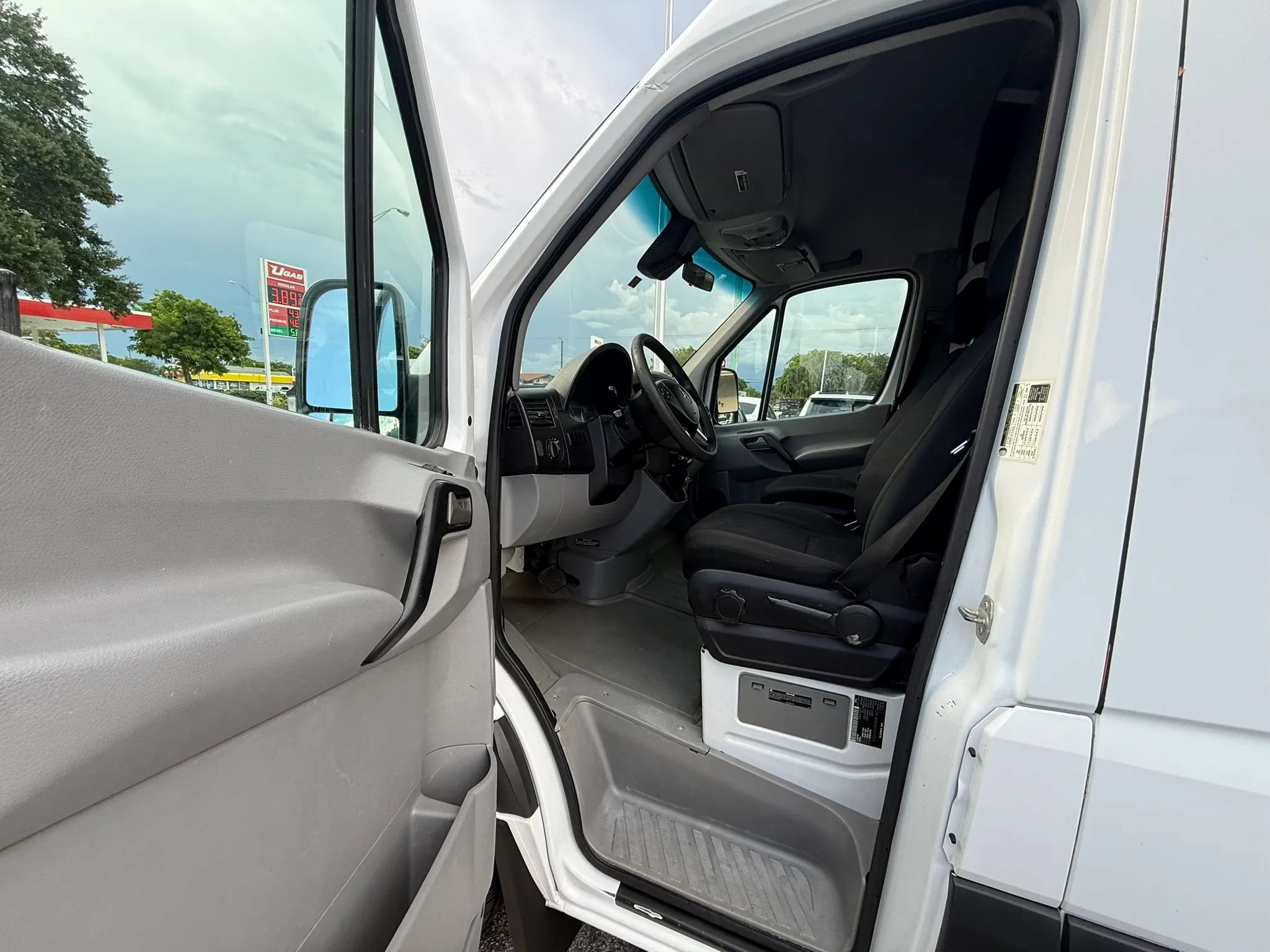 Used 2014 Mercedes-Benz Sprinter 2500 w/ Active Safety Plus Package image 9
