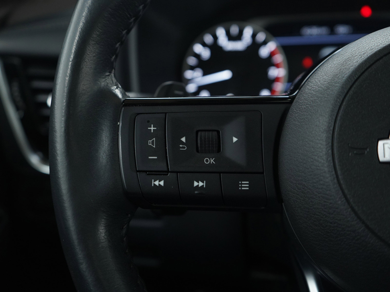 Used 2023 Nissan Rogue SV w/ SV Premium Package image 27