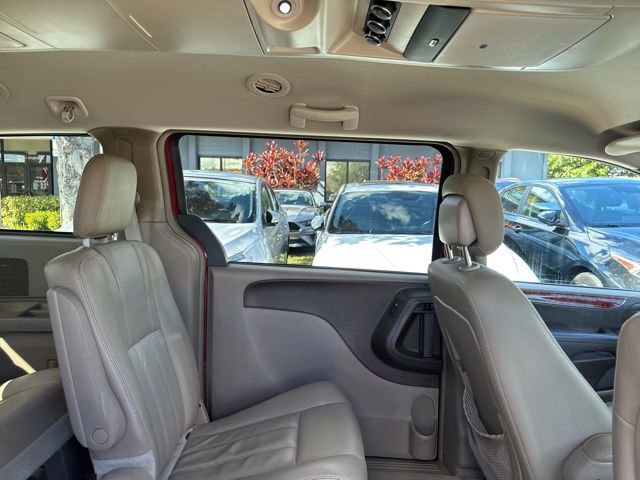 Used 2016 Chrysler Town & Country Touring image 14