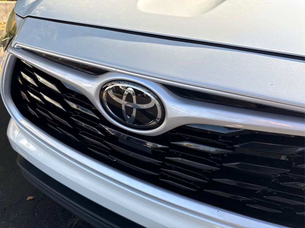 Used 2022 Toyota Highlander XLE image 17