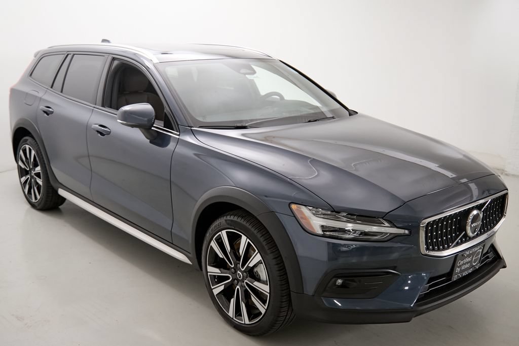 Certified 2025 Volvo V60 B5 Cross Country Ultra AWD/4WD image 4