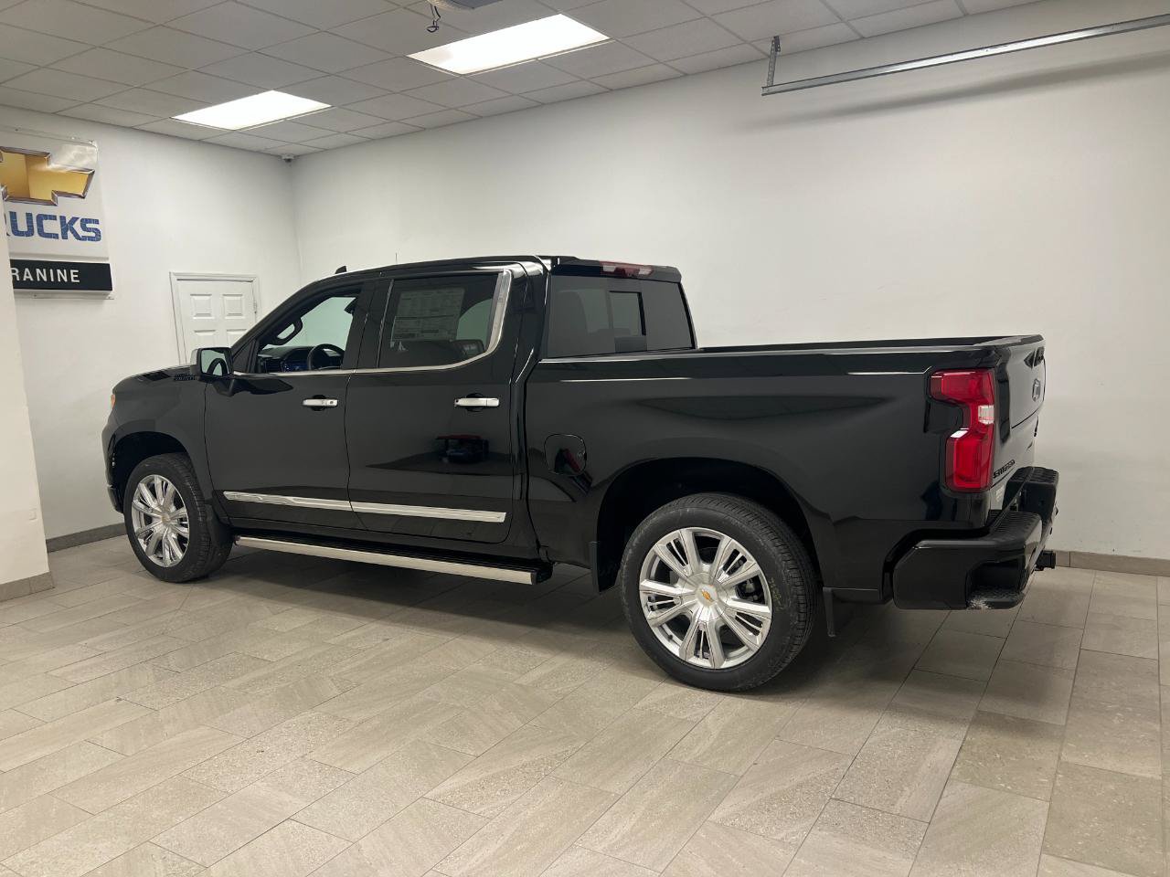 New 2026 Chevrolet Silverado 1500 High Country AWD/4WD image 14