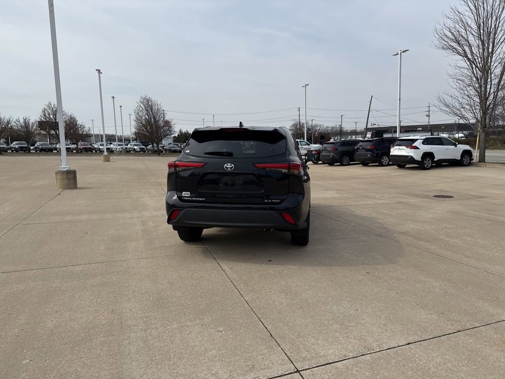 Used 2022 Toyota Highlander XLE image 6