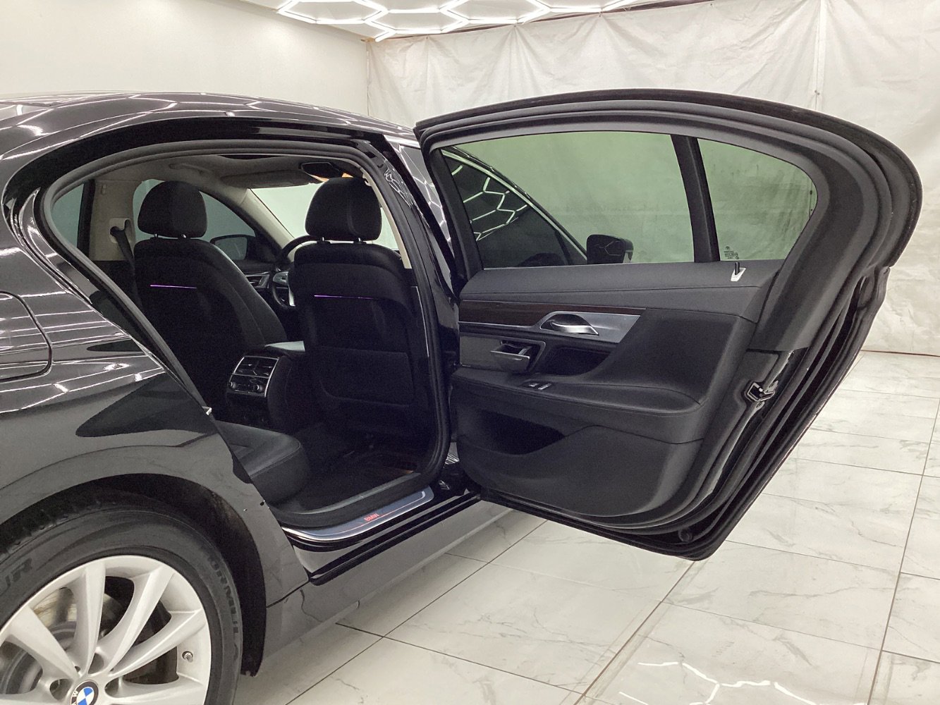 Used 2019 BMW 740i xDrive image 23