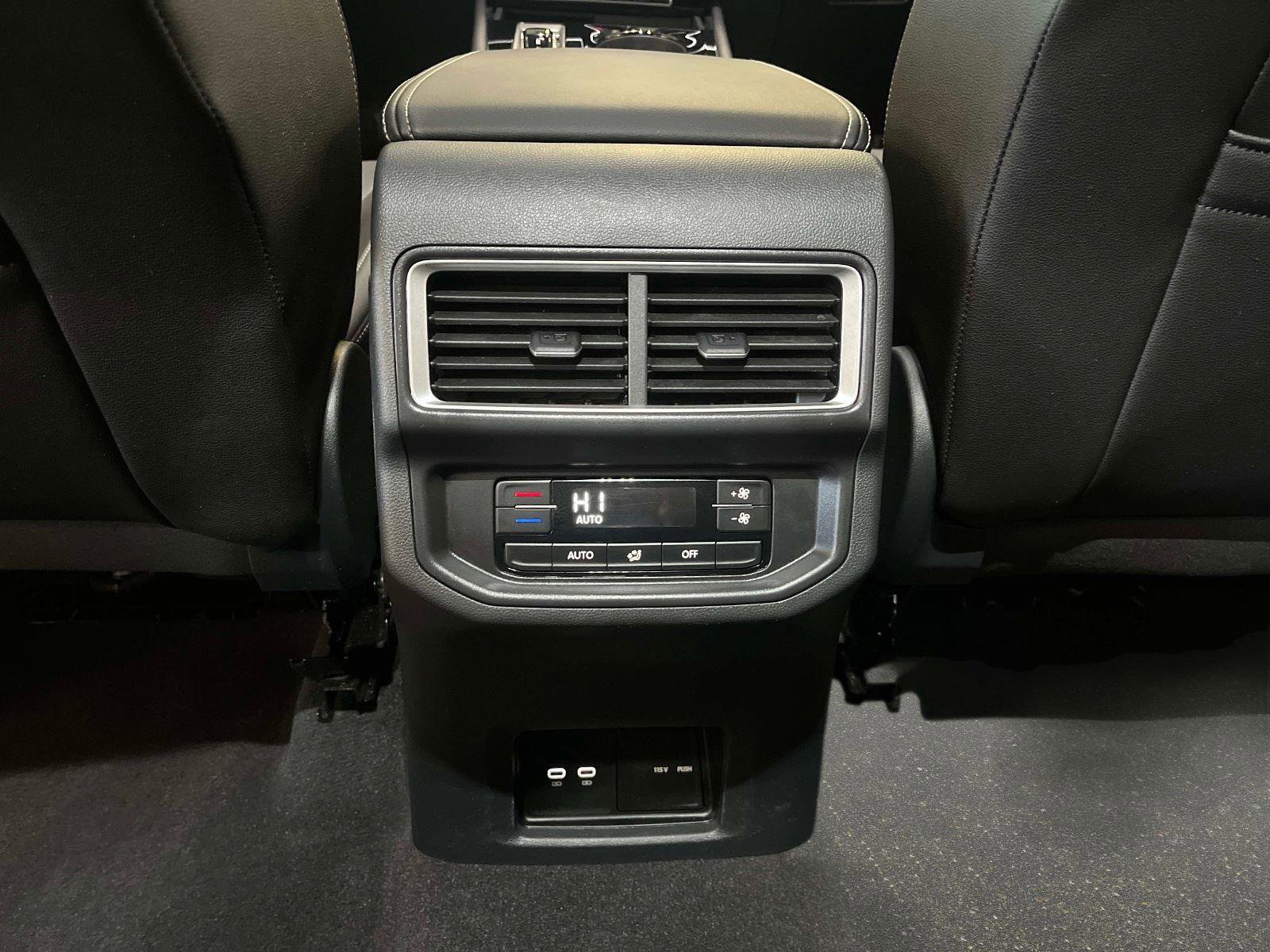 Certified 2025 Volkswagen Atlas SE image 17