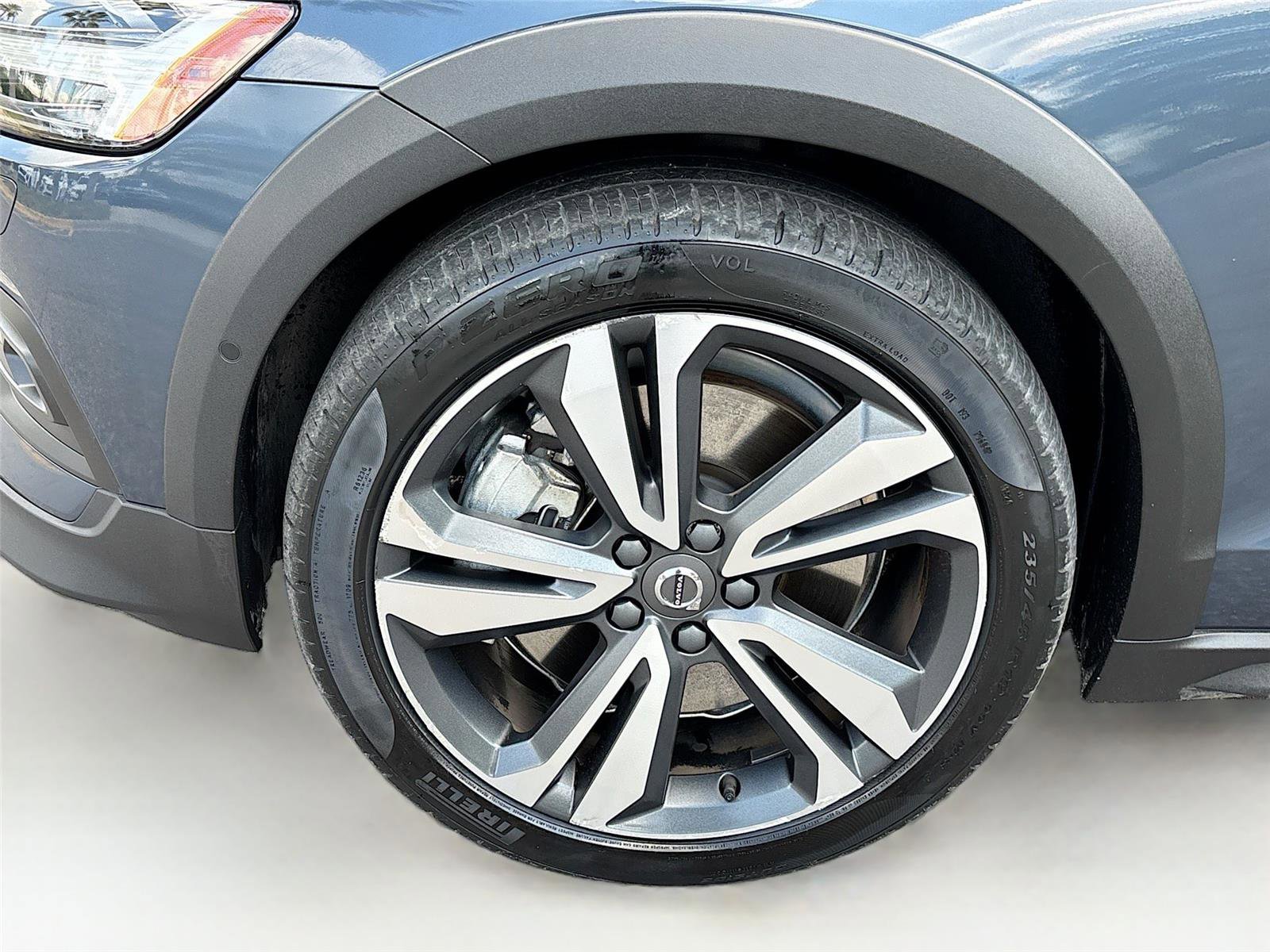 Used 2025 Volvo V60 B5 Cross Country Plus image 32