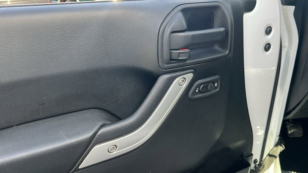 Used 2017 Jeep Wrangler Unlimited Sahara w/ Connectivity Group image 20