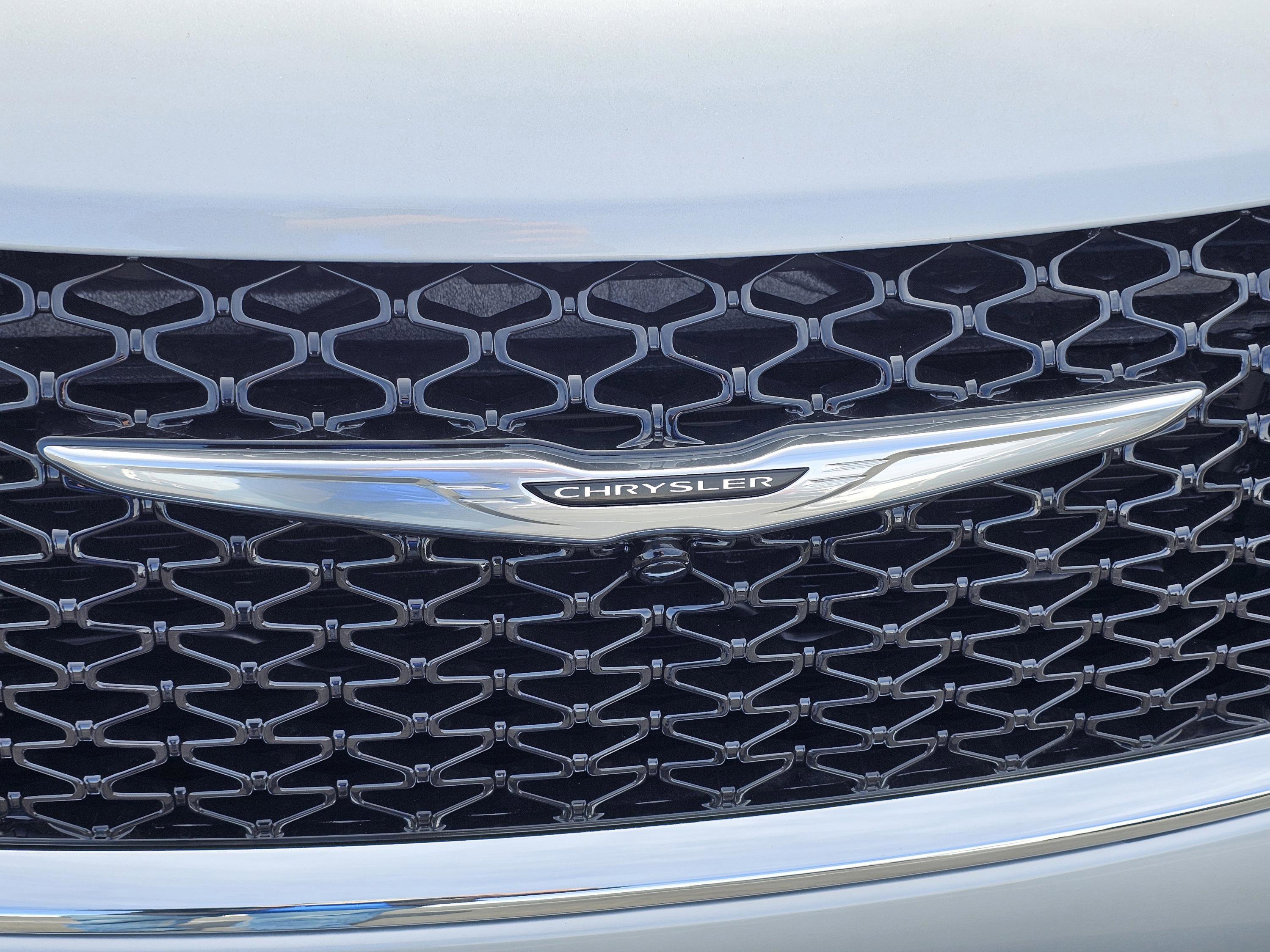 New 2026 Chrysler Pacifica Select image 3