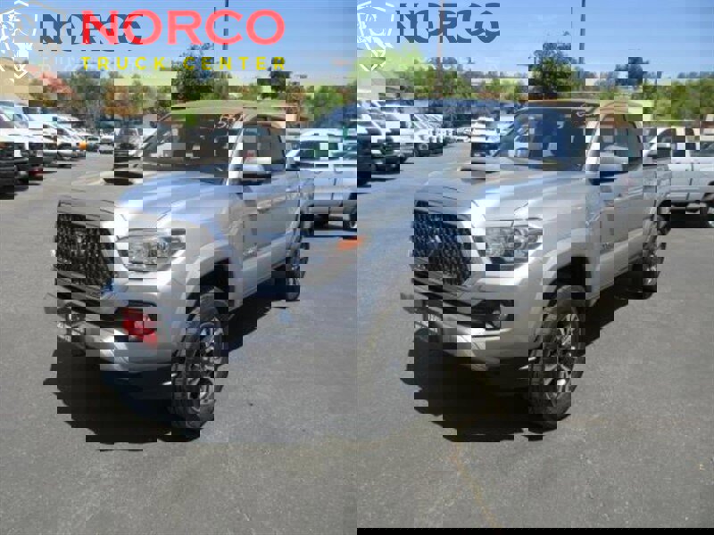 Used 2018 Toyota Tacoma TRD Sport w/ Technology Package image 2