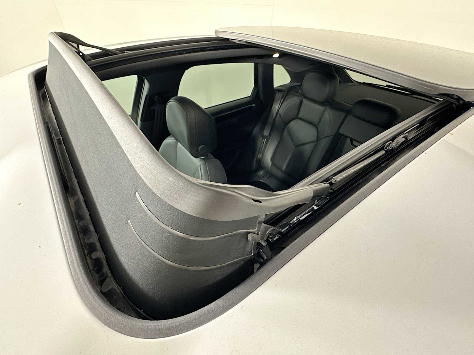 Certified 2025 Porsche Macan AWD/4WD image 23