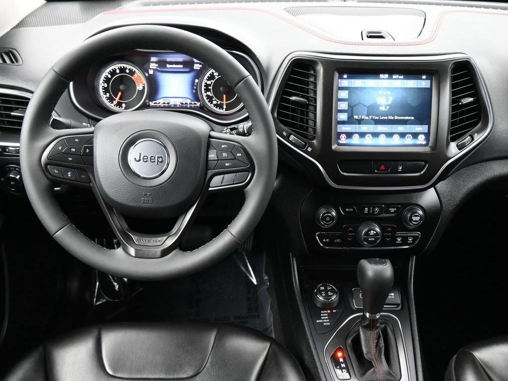 Used 2022 Jeep Cherokee Trailhawk image 5