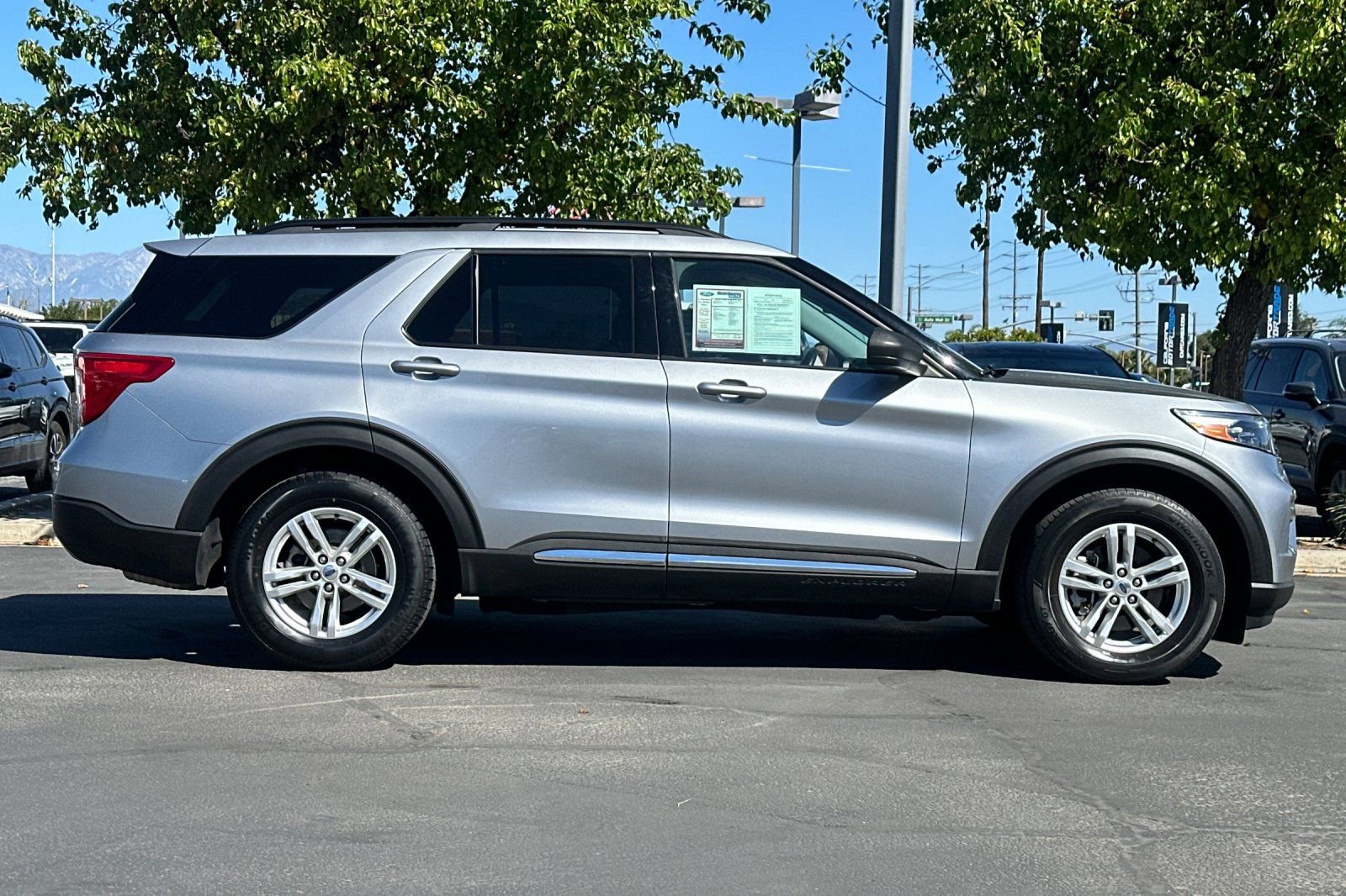 Used 2023 Ford Explorer XLT w/ Equipment Group 202A RWD image 3