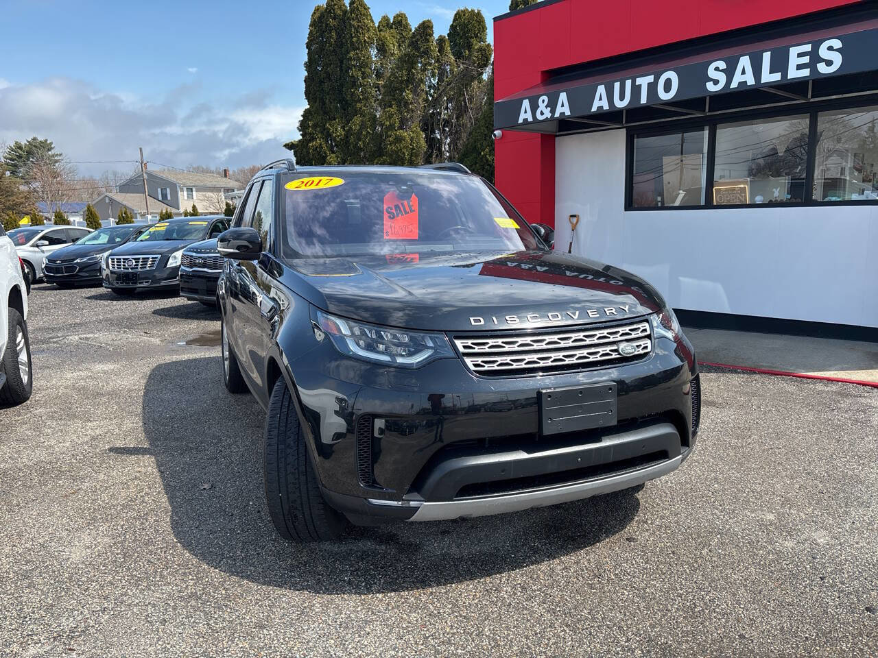 Used 2017 Land Rover Discovery HSE image 2