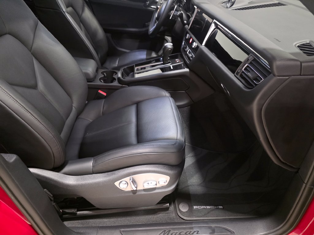 Certified 2024 Porsche Macan AWD/4WD image 20