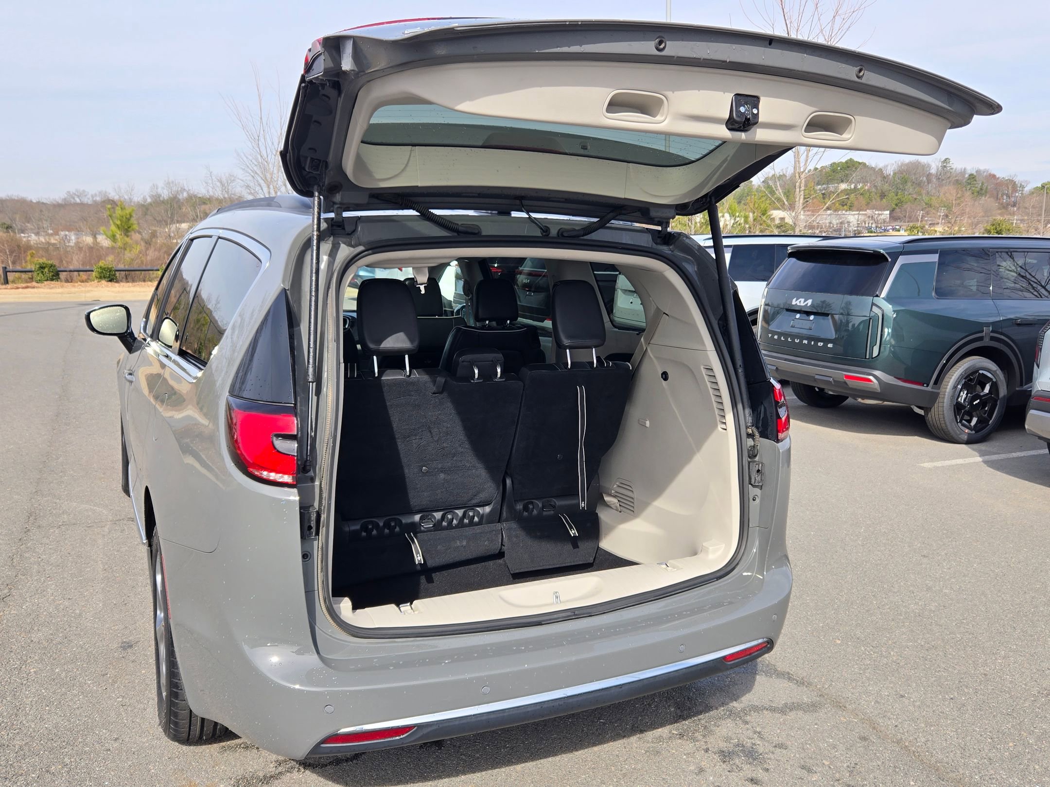 Used 2023 Chrysler Pacifica Limited image 18