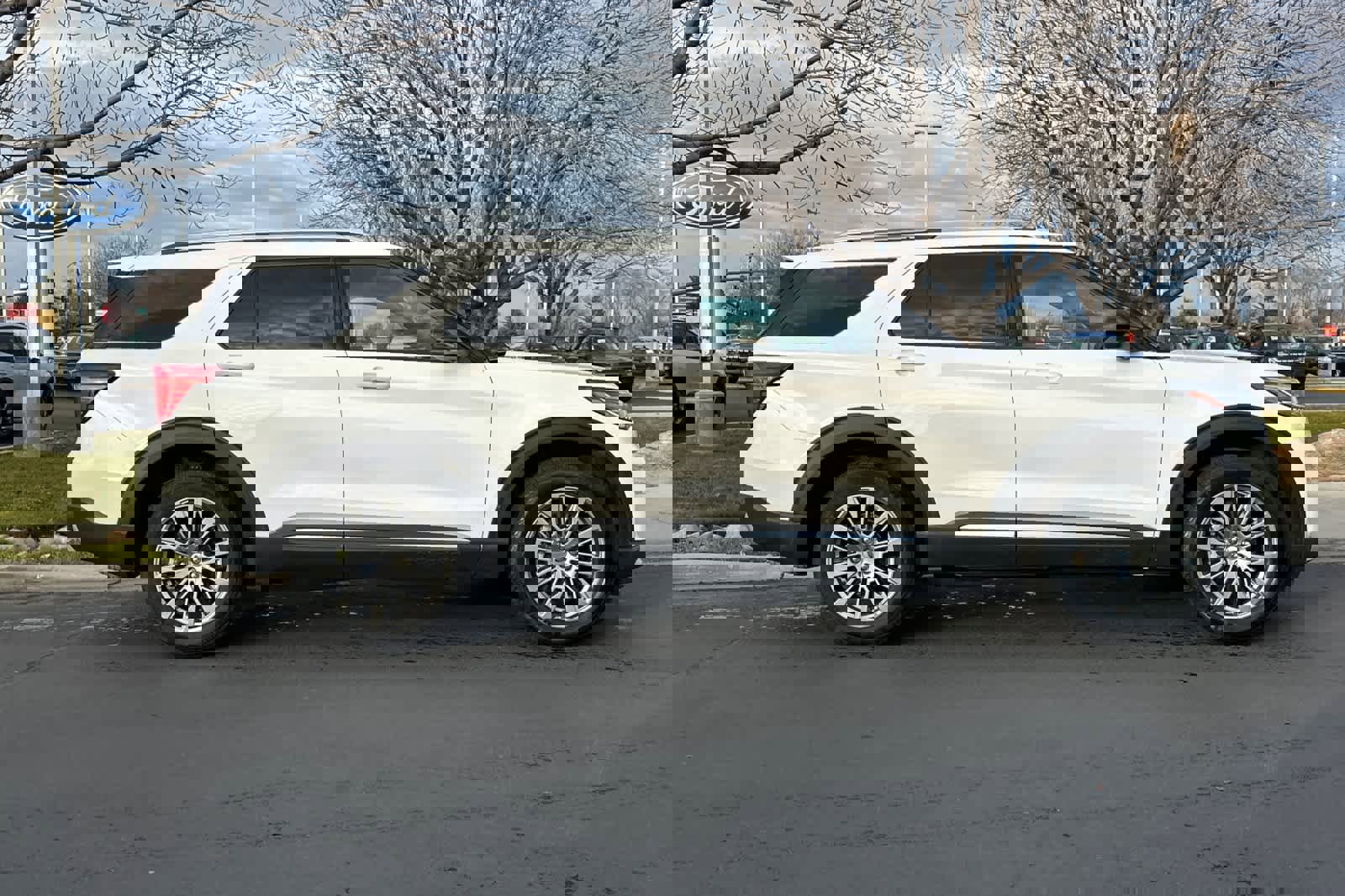 Certified 2025 Ford Explorer Platinum image 8