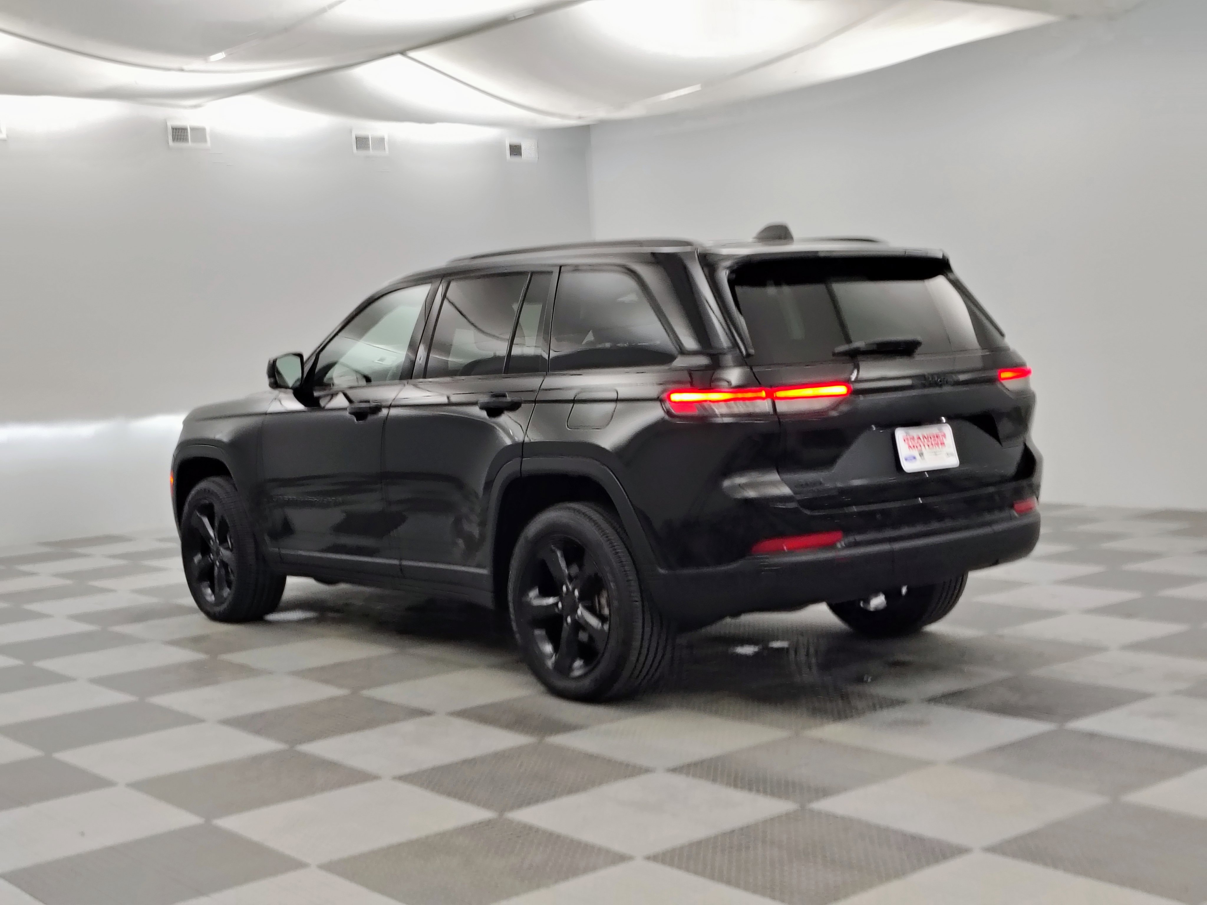Used 2023 Jeep Grand Cherokee Altitude AWD/4WD image 8