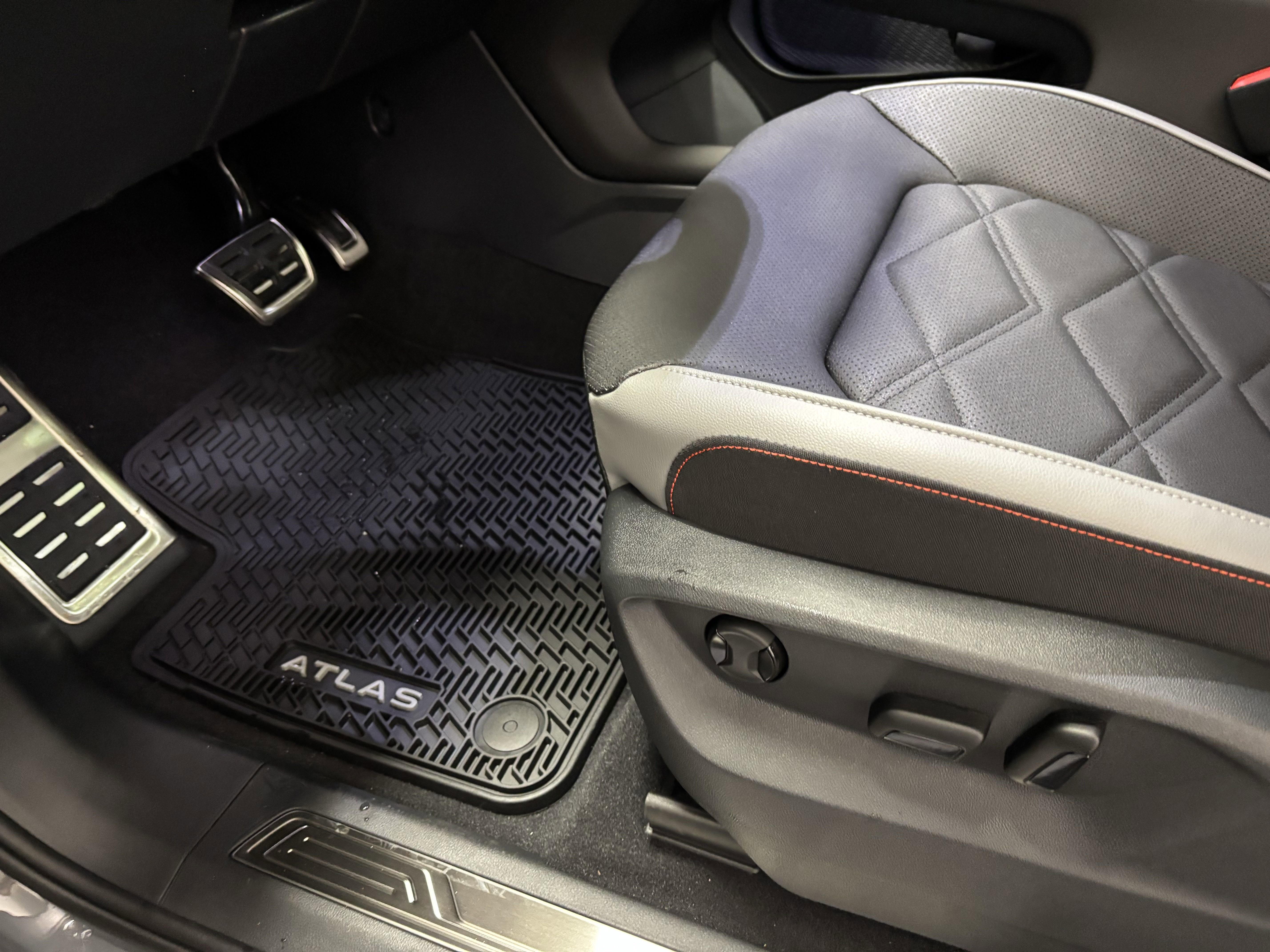 New 2025 Volkswagen Atlas Peak Edition SE image 4