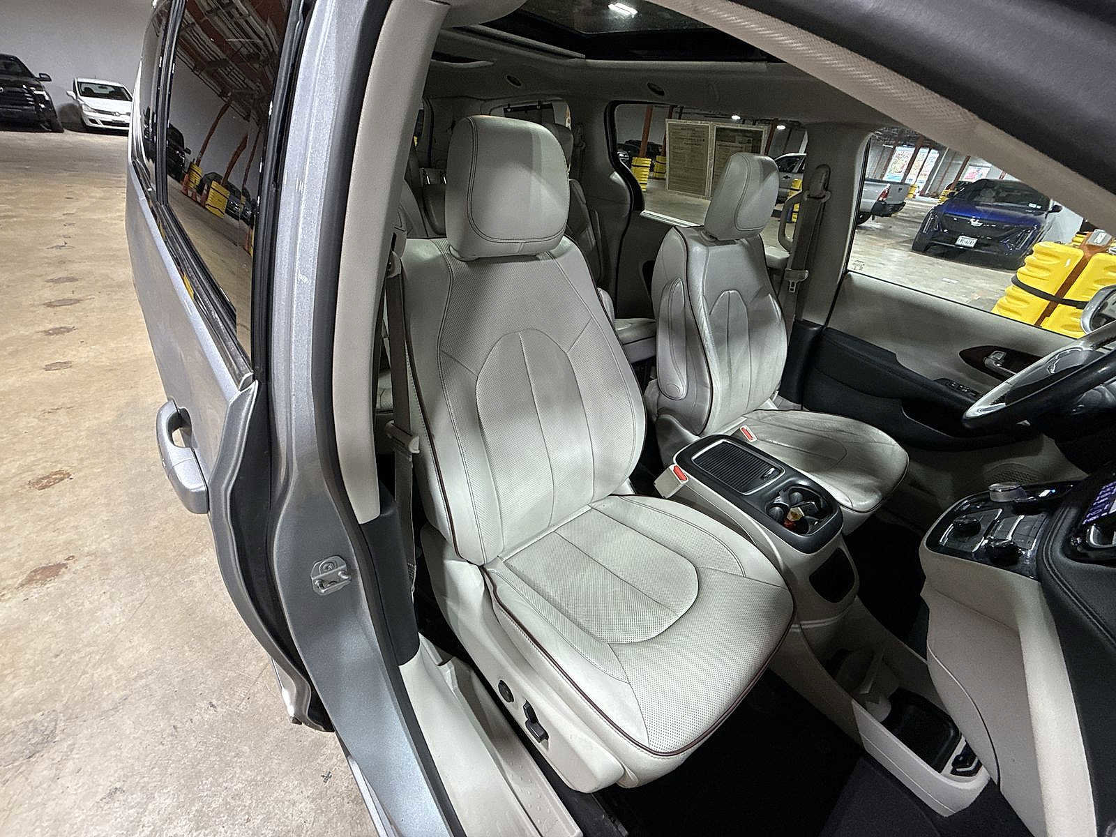 Used 2019 Chrysler Pacifica Limited image 16