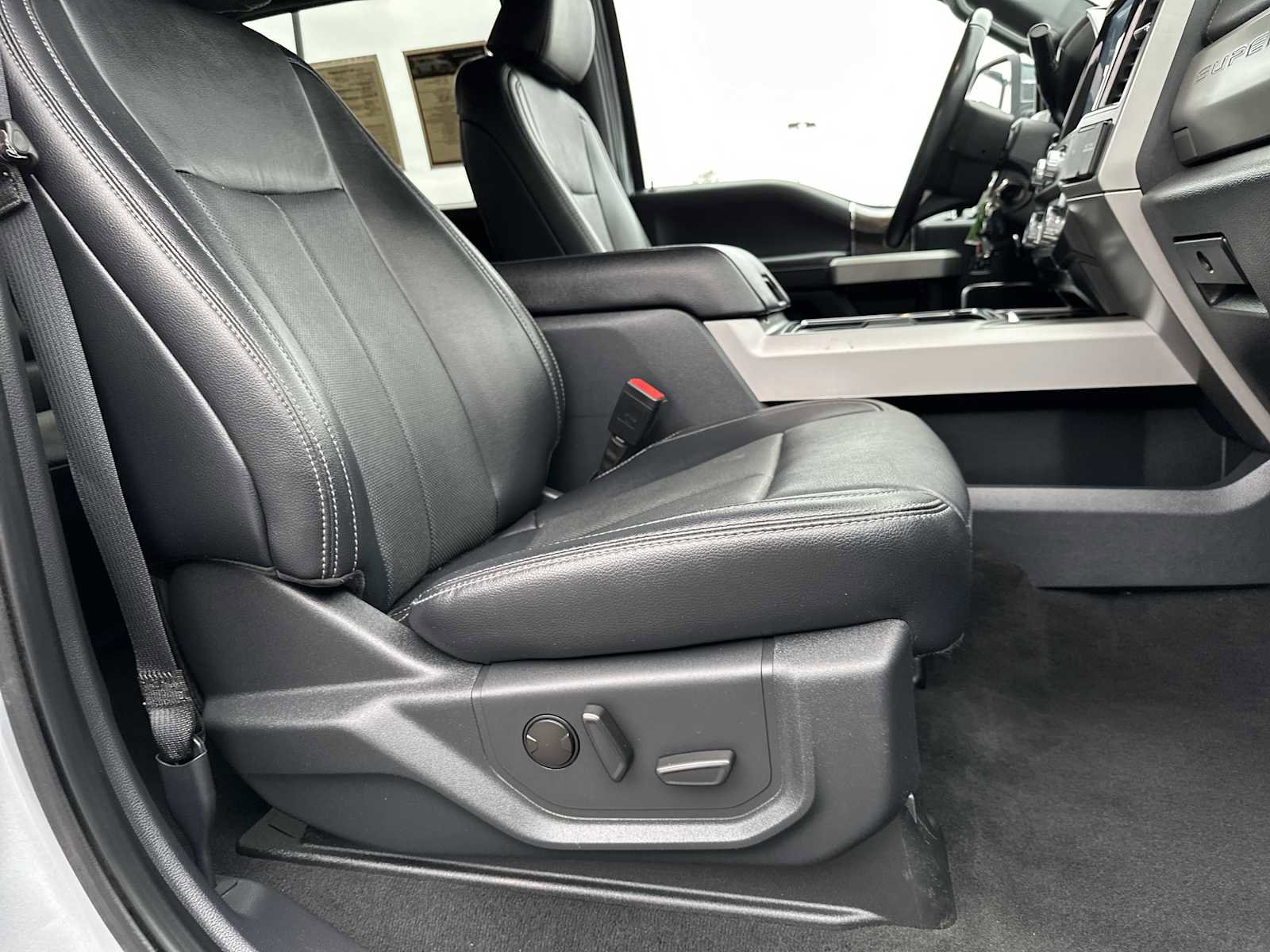 Used 2022 Ford F250 Lariat w/ Chrome Package image 25