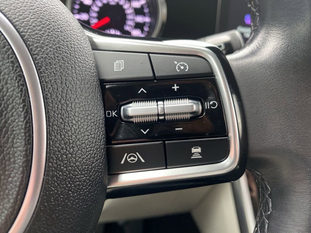 Certified 2023 Kia Carnival EX image 29