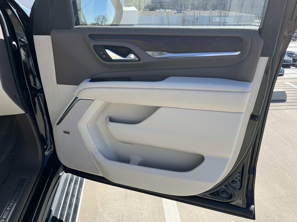 Used 2021 GMC Yukon XL Denali w/ Denali Premium Package image 24