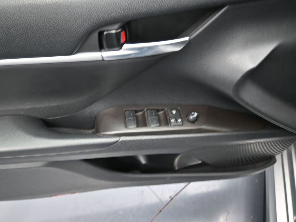 Used 2023 Toyota Camry SE image 6