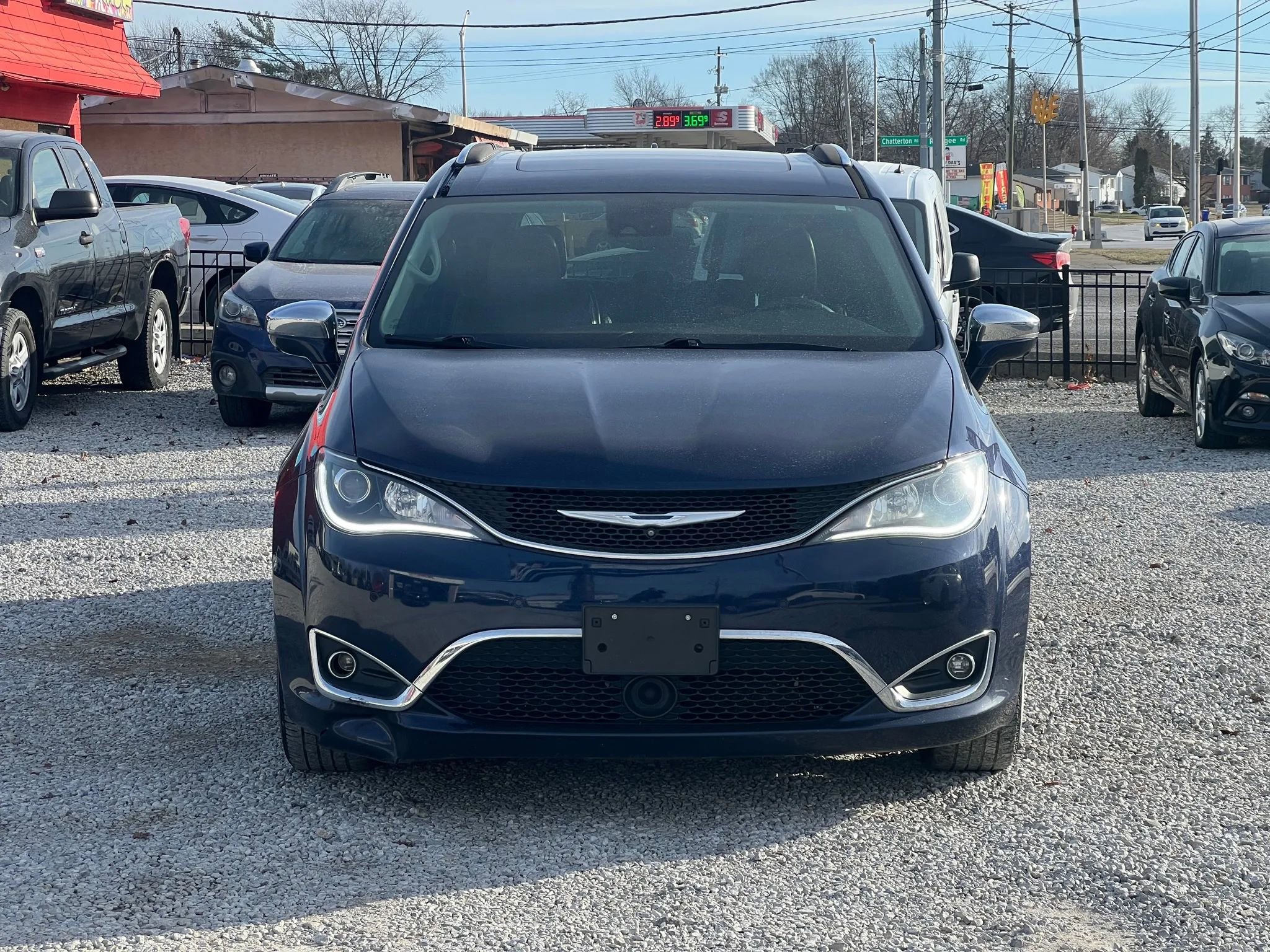Used 2017 Chrysler Pacifica Limited image 2