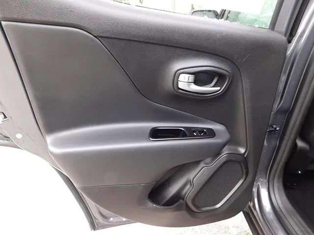 Used 2022 Jeep Renegade Latitude image 10