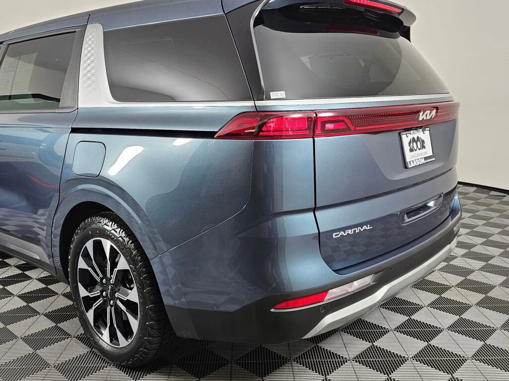 Used 2024 Kia Carnival EX image 13