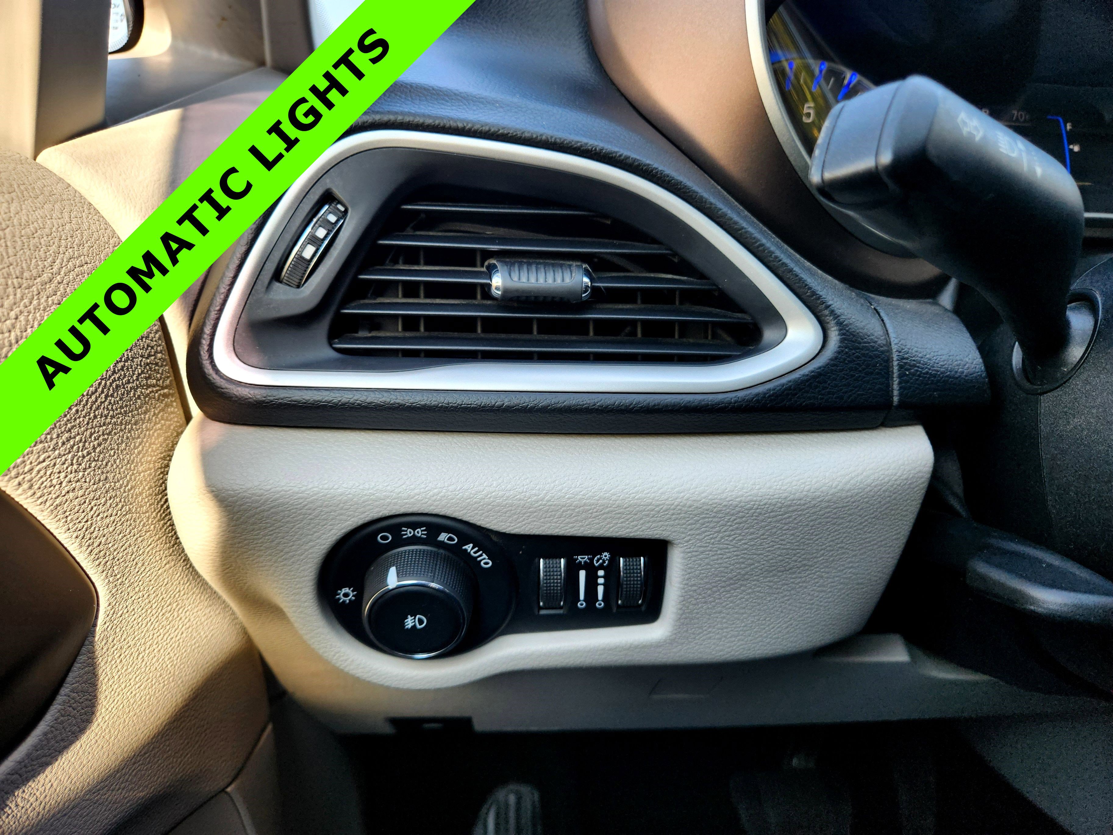 Used 2018 Chrysler Pacifica Touring-L image 13