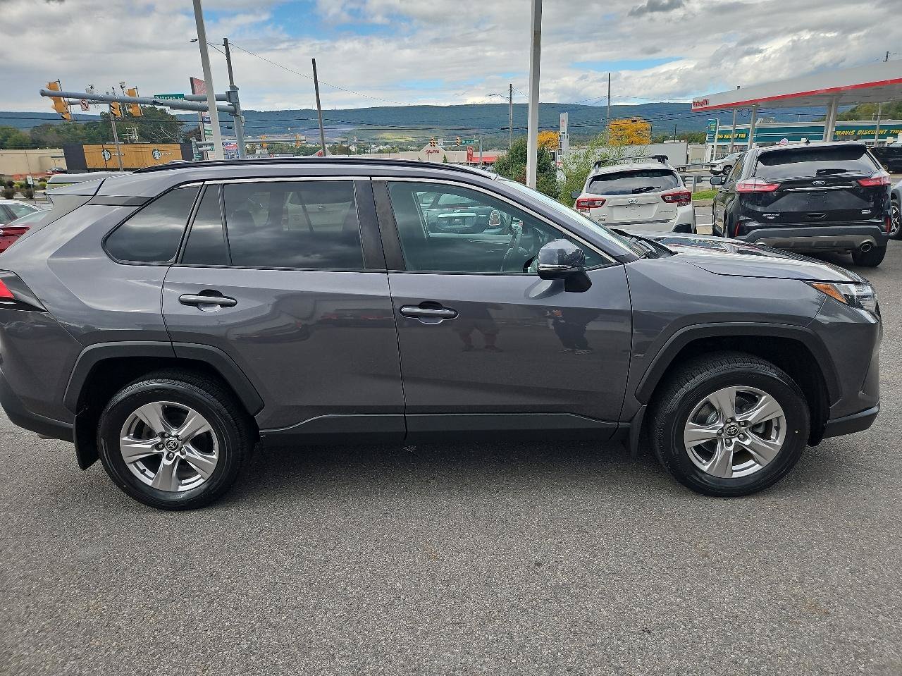 Used 2022 Toyota RAV4 XLE w/ Convenience Package AWD/4WD image 2