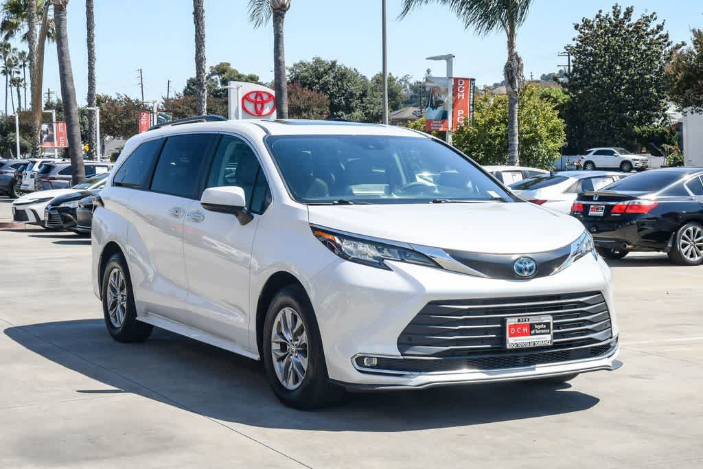 Used 2023 Toyota Sienna XLE FWD image 3