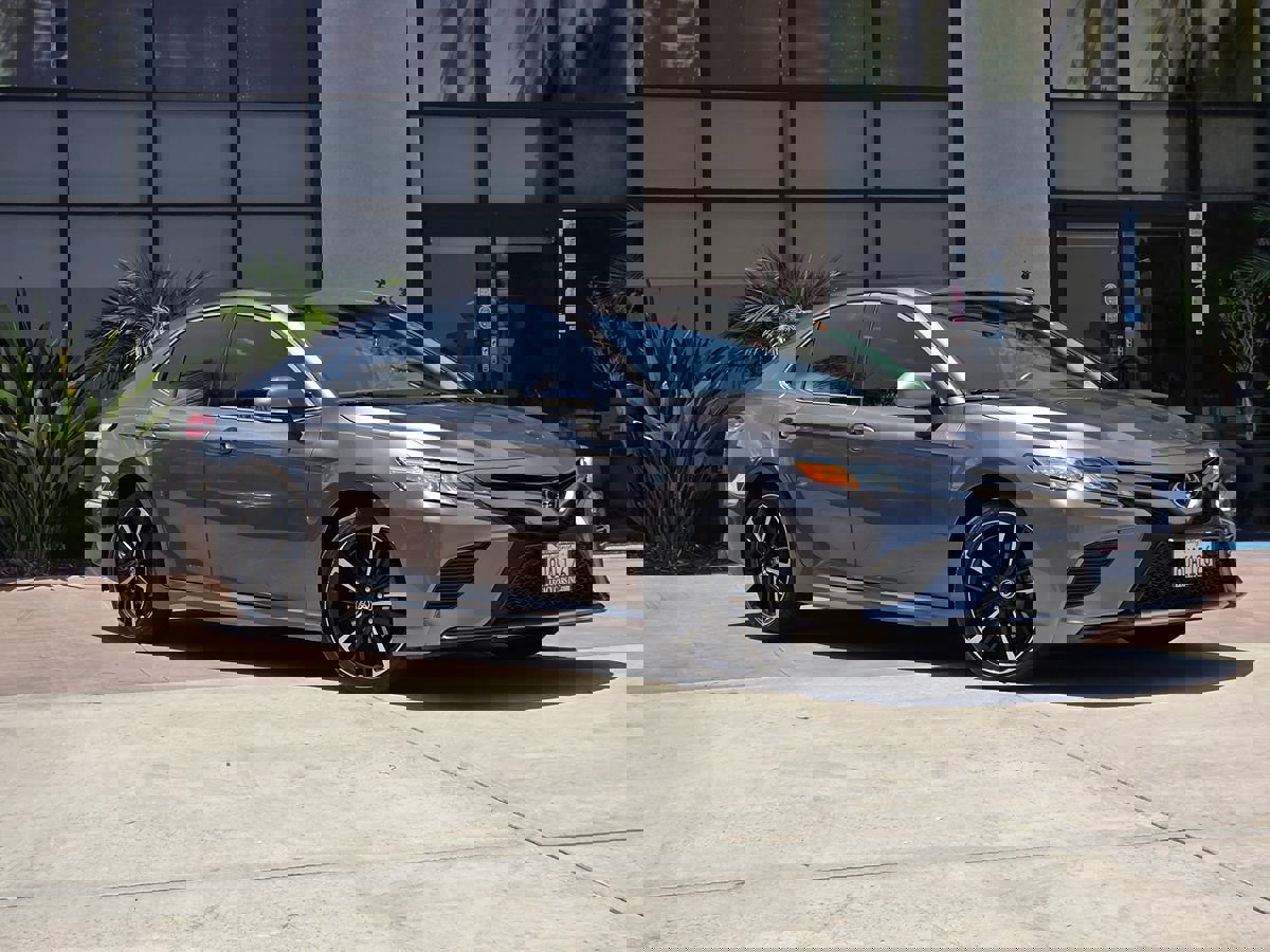 Used 2020 Toyota Camry XSE image 3