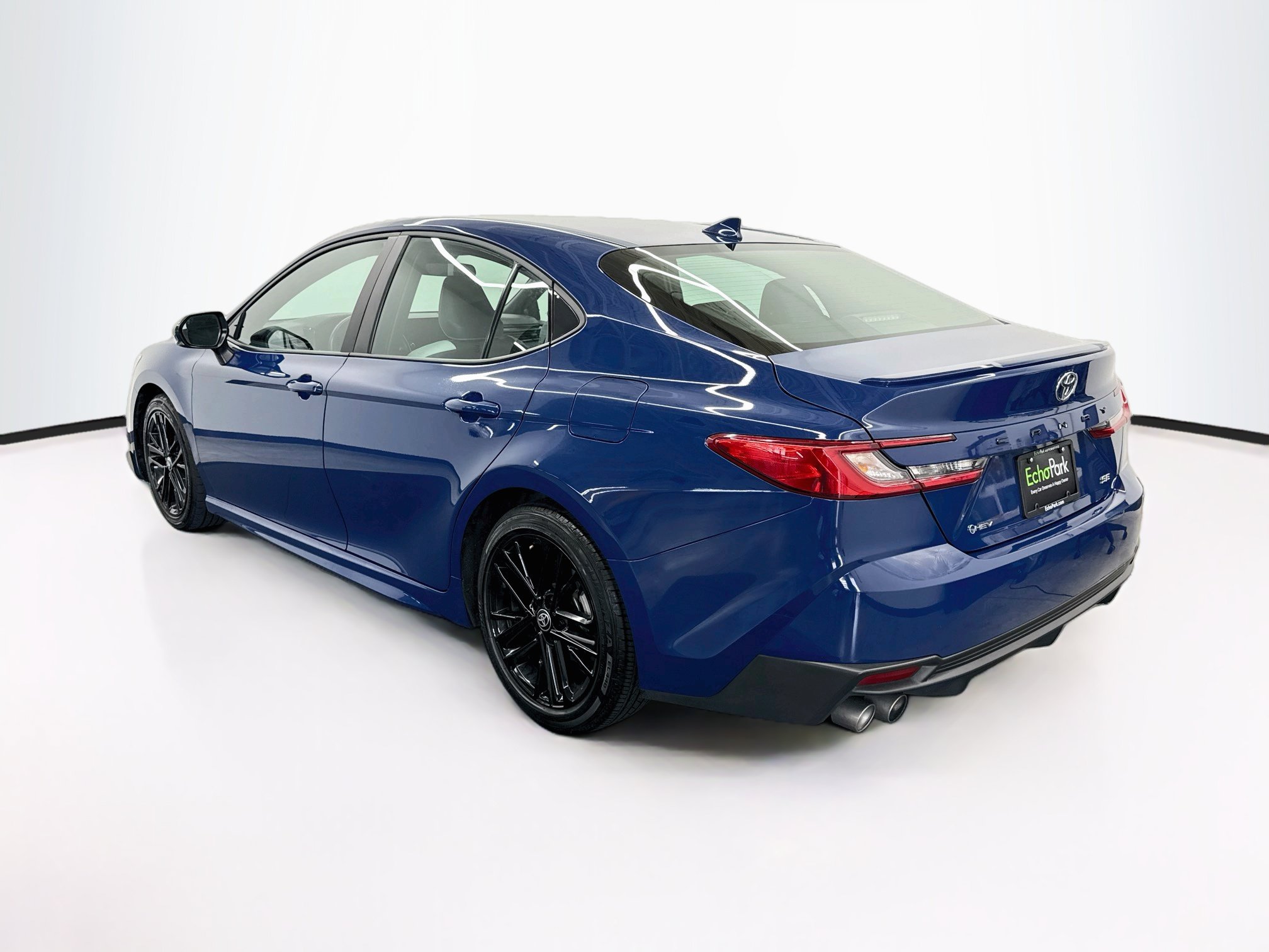 Used 2025 Toyota Camry SE FWD image 5