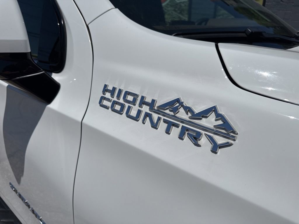Used 2023 Chevrolet Suburban High Country AWD/4WD image 4