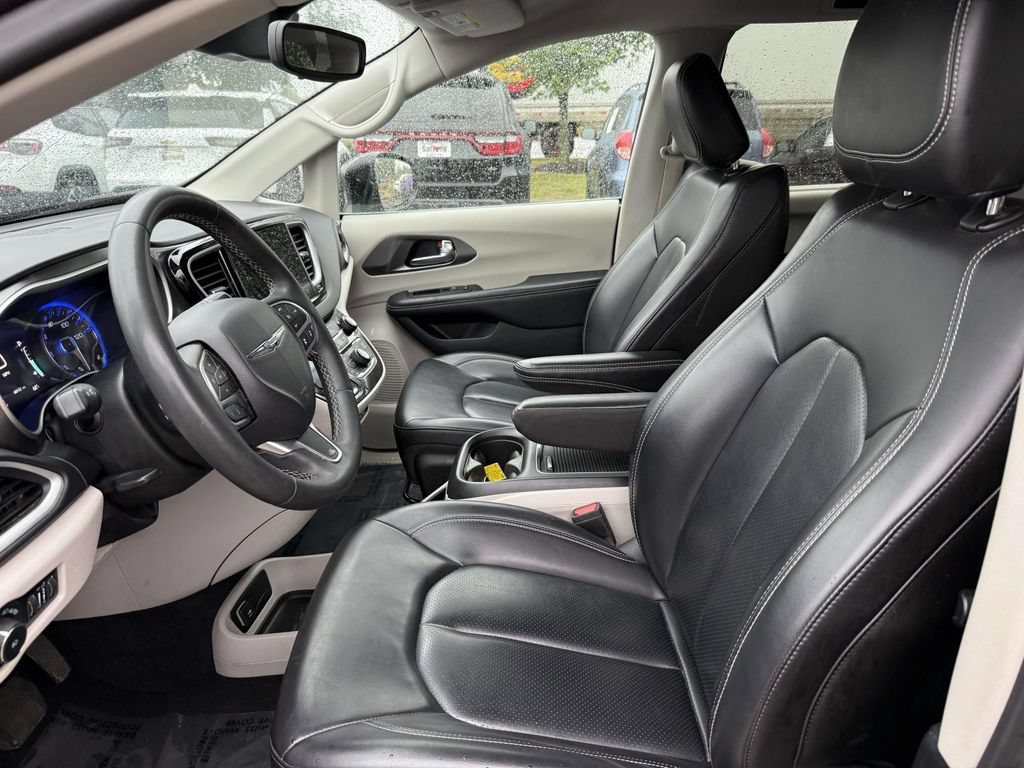 Used 2023 Chrysler Pacifica Touring-L FWD image 13