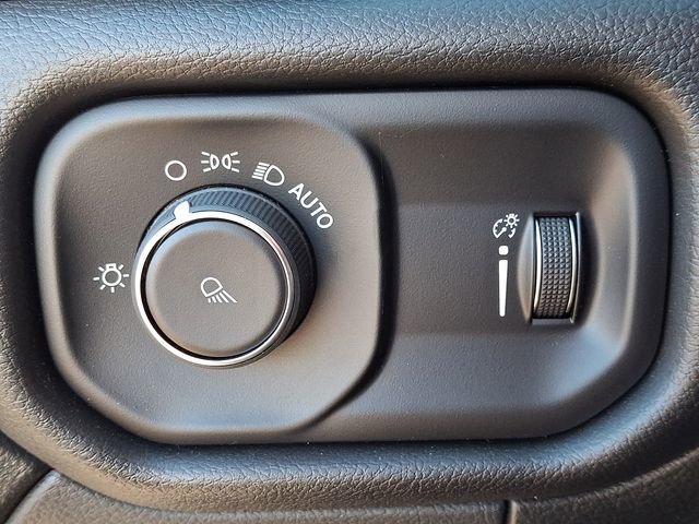 Used 2024 RAM 2500 Tradesman w/ Chrome Appearance Group image 25