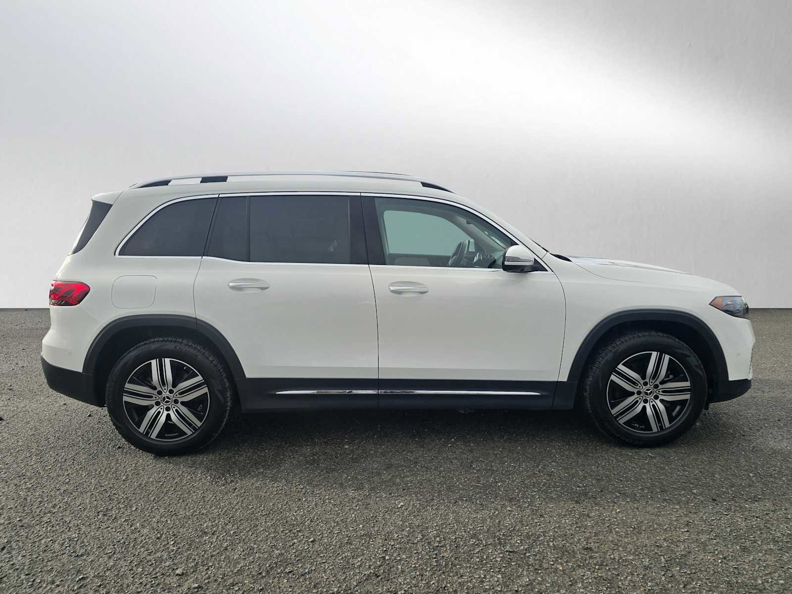 Used 2023 Mercedes-Benz EQB 300 4MATIC image 2