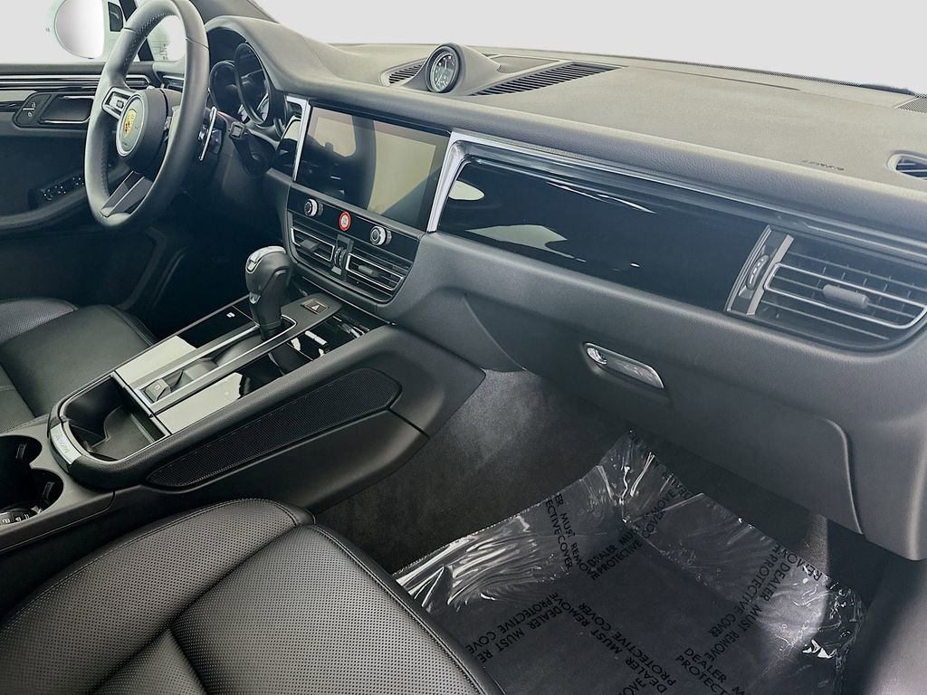 Certified 2025 Porsche Macan image 31