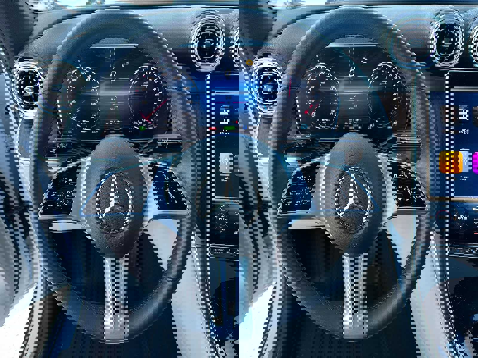 Used 2025 Mercedes-Benz GLC 350e 4MATIC image 23