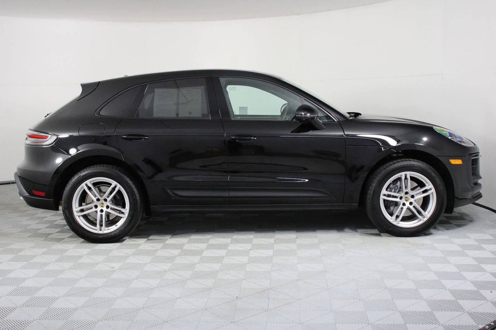 Certified 2025 Porsche Macan image 8