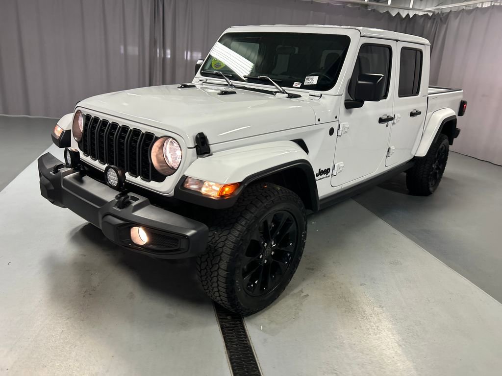Used 2024 Jeep Gladiator Sport AWD/4WD image 3