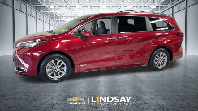 Used 2021 Toyota Sienna XLE image 6